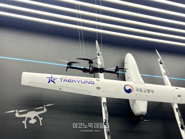 LG에너지솔루션 부스 내 전시된 특수 목적 물류·보안 드론 볼로랜드 모습이다 사진정보운 기자