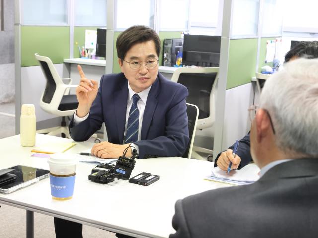 12일 오후 김동연 경기도지사는 경제과학진흥원에서 중동정세 악화로 피해가 우려되는 도내 중동사태 피해기업과 간담회를 하고있다 사진경기도