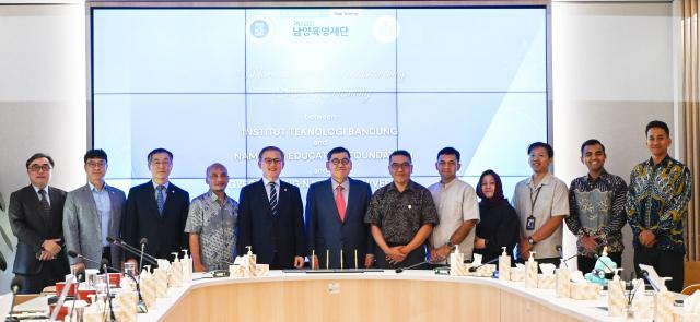 경상국립대학교-반둥공과대학교-남양육영재단은 12일 반둥공과대학교에서 3자 간 MOU를 체결했다사진경상국립대학교