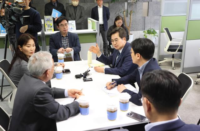 12일 오후 김동연 경기도지사는 경제과학진흥원에서 중동정세 악화로 피해가 우려되는 도내 중동사태 피해기업과 간담회를 하고있다 사진경기도