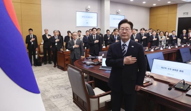  이재명 대통령이 12일 청와대에서 열린 수석보좌관회의에서 국기에 경례를 하고 있다 사진연합뉴스 