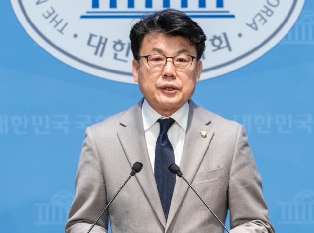 진성준 더불어민주당 의원이 지난 12월 31일 국회에서 원내대표 보궐선거 출마 기자회견을 하고 있다 사진연합뉴스