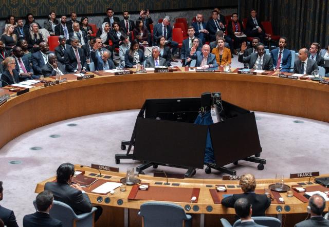 11일현지시간 미국 뉴욕 유엔본부에서 열린 회의에서 유엔 안전보장이사회 이사국들이 중동 위기와 관련해 러시아가 제출한 결의안 초안에 대해 표결하고 있다 사진EPA·연합뉴스