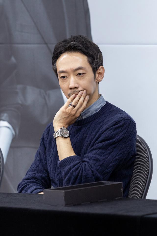 이준우 서울시극단 단장이 12일 서울 종로구 세종문화회관에서 서울시극단의 연극 빅마더 라운드 인터뷰를 하고 있다 사진세종문화회관