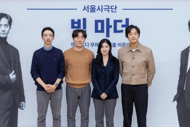 12일 서울 종로구 세종문화회관에서 열린 서울시극단의 연극 빅마더 라운드인터뷰에서 이준우 서울시극단 단장왼쪽부터 배우 유성주 최나라 조한철이 포즈를 취하고 있다 사진세종문화회관 