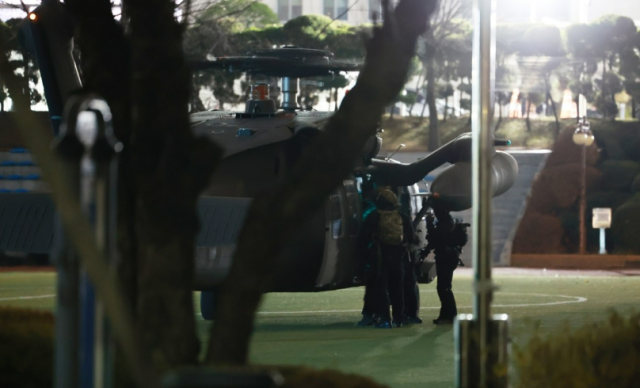 윤석열 전 대통령이 지난 2024년 12월 3일 밤 긴급성명을 통해 비상계엄을 선포한 가운데 4일 자정께 서울 여의도 국회의사당에 군인들이 헬기를 타고 도착하고 있다 사진연합뉴스
