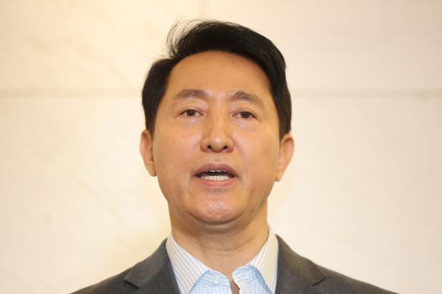 오세훈 서울시장이 12일 서울 중구 더플라자호텔에서 열린 하이서울기업지원 설명회 및 특강을 마친 뒤 브리핑을 통해 6·3 지방선거 국민의힘 후보 공천에 등록하지 않았다고 밝혔다 사진연합뉴스