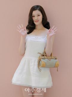 [포토] 포즈 취하는 사나 (프라다)