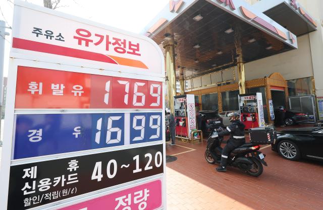 정부가 석유 최고가격제를 검토 중인 12일 서울 노원구 한 주유소에 가격 안내판이 놓여 있다 사진연합뉴스