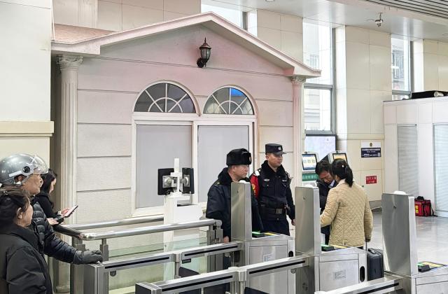 朝鲜旅客搭乘中朝国际列车抵达丹东