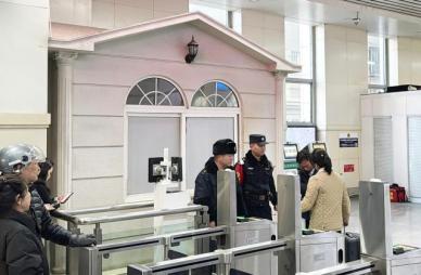 朝鲜旅客搭乘中朝国际列车抵达丹东