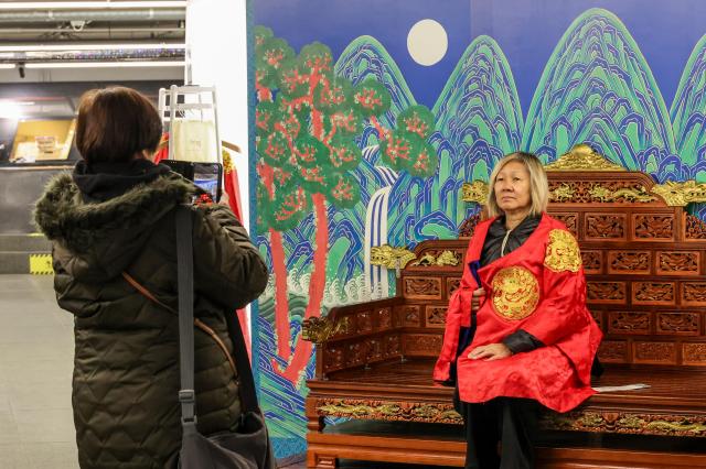 Visitors try on King Sejong costumes at the “Sejong Story” exhibition hall at Gwanghwamun Square in Seoul on Feb 20 2026 AJP Yoo Na-hyun 20260220