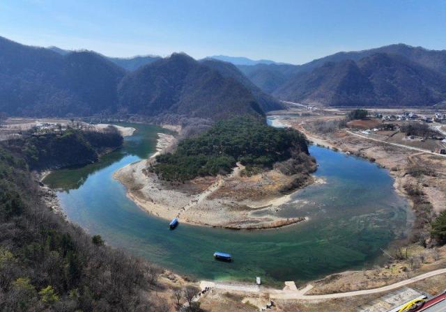 Rất nhiều du khách đến thăm Cheongnyeongpo ở huyện Yeongwol tỉnh Gangwon nơi vua Danjong bị lưu đày ẢnhYonhap News