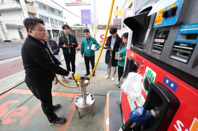 12일 오후 대구 주유소에서 한국석유관리원 관계자들이 휘발유·경유등을 합동점검하고 있다 사진연합뉴스