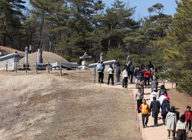 영화 왕과 사는 남자의 역사적 배경이 된 강원 영월군 장릉단종의 무덤 일원에 관광객 발걸음이 이어지고 있다 사진연합뉴스