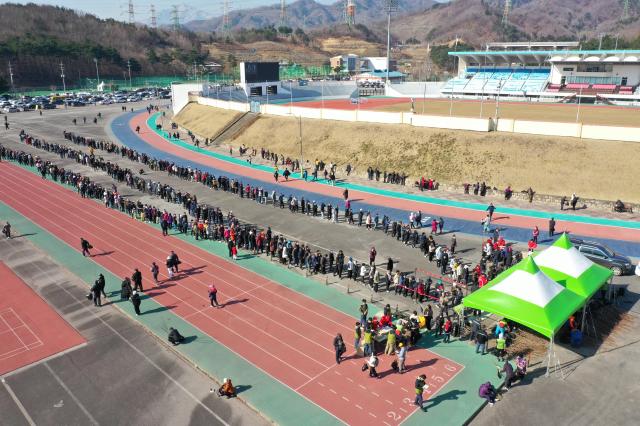 ‘봄꽃 배부’와 ‘나무 나눠주기’ 행사 사진동해시