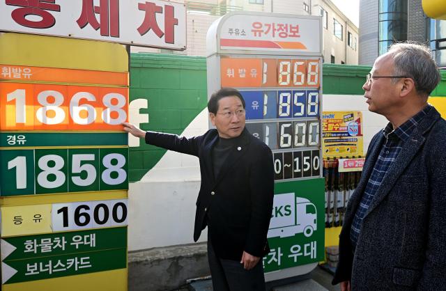 유정복 인천광역시장이 13일 남동구 한 주유소를 찾아 한국주유소협회 관계자들과 간담회를 갖고 유가를 점검하고 있다 사진인천시