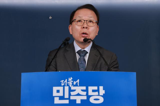 더불어민주당 김이수 공천관리위원장이 13일 서울 영등포구 여의도 중앙당사에서 6·3 지방선거 충북지사 후보를 경선을 통해 정하기로 했음을 알리고 있다사진연합뉴스