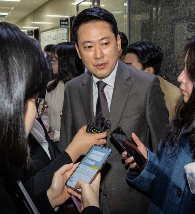 장동혁 국민의힘 대표가 13일 국회에서 취재진 질문을 받고 있다 사진연합뉴스
