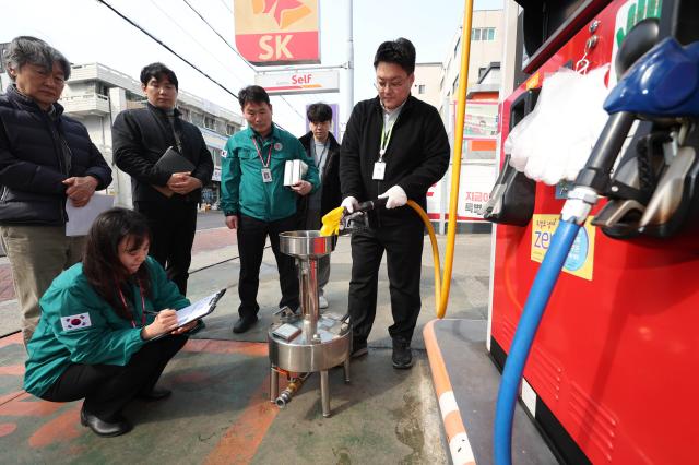 중동전쟁으로 국제유가가 치솟는 가운데 지난 12일 오후 대구 남구의 한 주유소에서 대구시청 남구청 한국석유관리원 한국주유소협회 관계자들이 휘발유·경유의 정량 및 품질 가격 등을 합동점검하고 있다 사진연합뉴스