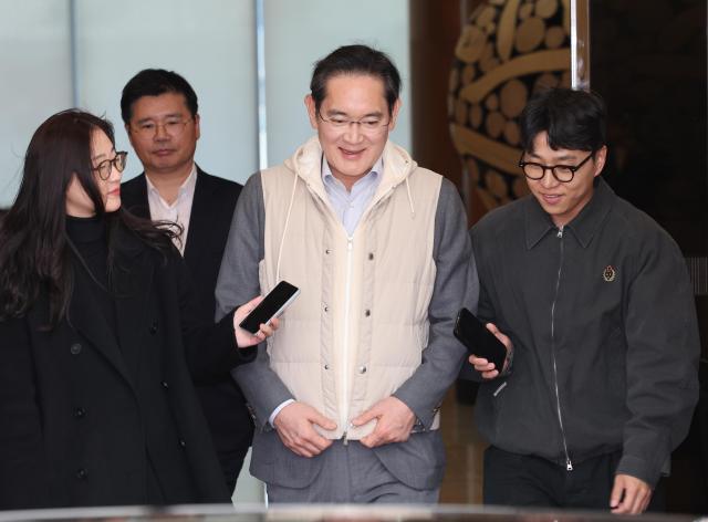 이재용 삼성전자 회장이 13일 유럽 출장 일정을 마친 후 서울 강서구 서울김포비즈니스항공센터SGBAC를 통해 귀국하고 있다 사진연합뉴스