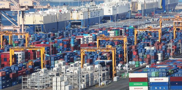 경기도 평택항에 컨테이너가 쌓여있는 모습 사진연합뉴스