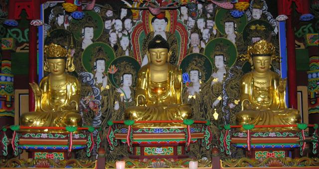 용봉사 대웅전 내부의 목조여래삼존상사진홍성군