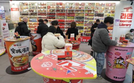 Chính phủ Hàn Quốc thúc đẩy ổn định giá thực phẩm…Bánh mì, mì ăn liền đồng loạt hạ giá