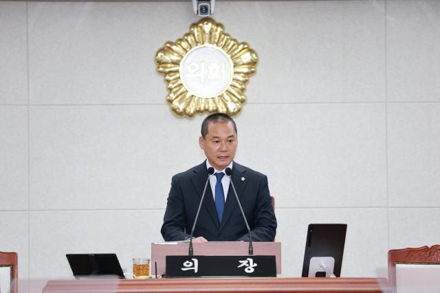 이호성 무안군의회 의장이 13일 열린 제307회 무안군의회 임시회 제1차 본회의 개회사를 하고 있다사진김옥현 기자