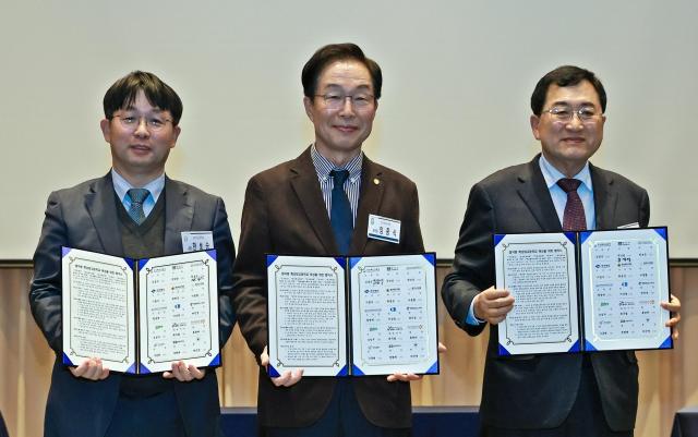 지난 12일 경주 황룡원에서 열린 ‘AI 미래 모빌리티 분야 협약형 특성화고 지·산·학 업무 협약식’에서 주낙영 경주시장오른쪽부터과 임종식 경상북도교육감 한보승 신라공업고등학교장이 기념 촬영을 하고 있다 사진경주시