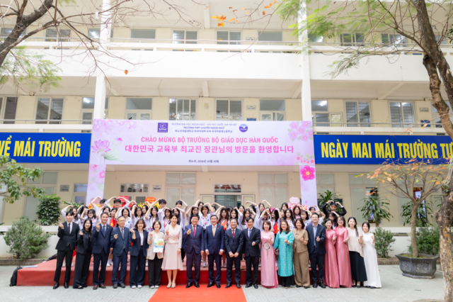 Đoàn công tác của Bộ trưởng Giáo dục Hàn Quốc Choi Kyo-jin giao lưu chụp ảnh cùng giáo viên và học sinh Trường THPT Chuyên Ngoại ngữ Đại học Ngoại ngữ ĐHQGHN ẢnhTrường THPT Chuyên Ngoại ngữ