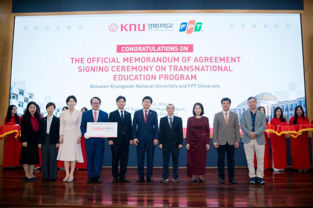 Đại diện các bên tại lễ ký kết ẢnhFPT