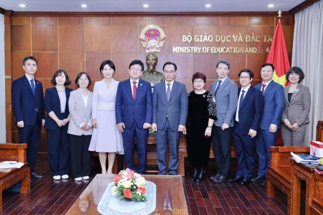 Quyền Bộ trưởng Hoàng Minh Sơn đã tiếp và làm việc với Bộ trưởng Bộ Giáo dục Hàn Quốc Choi Kyo-jin cùng đoàn công tác tại trụ sở Bộ GD-ĐT ẢnhBộ GD-ĐT
