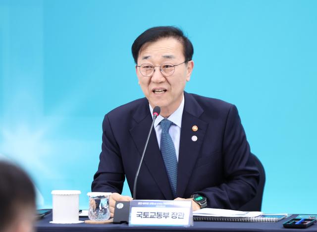 김윤덕 국토부 장관이 13일 충북 청주오스코에서 열린 이재명 대통령의 타운홀미팅 간담회에서 국토의 중심 충청북도에서 균형성장의 초석을 다지다를 주제로 발표하고 있다 2026313 사진연합뉴스