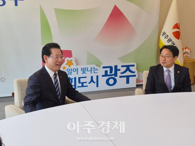 김영록 전남광주특별시장 민주당 예비후보왼쪽가 13일 광주시청에서 강기정 광주시장을 만나 환담하고 있다 사진김영록 예비후보측