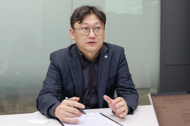 김동환 우리자산운용 채권운용부문장이 지난 23일 서울 여의도 우리자산운용 본사 사옥에서 인터뷰를 진행하고 있다 사진유대길 기자