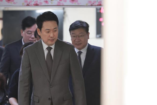 장동혁 국민의힘 대표가 13일 서울 영등포구 한 식당을 방문해 송언석 원내대표 정점식 정책위의장과 점심을 먹은 뒤 이동하고 있다 사진연합뉴스