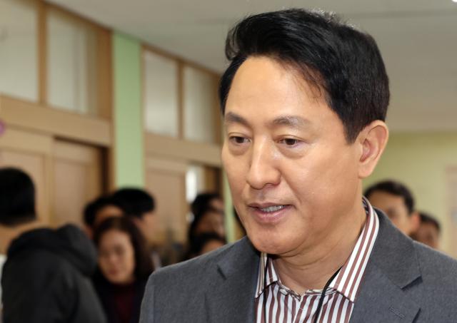 오세훈 서울시장이 13일 서울 용산구의 한 초등학교를 방문해 초등안심벨 안전교육 모습을 지켜본 뒤 교실을 나서고 있다 사진연합뉴스