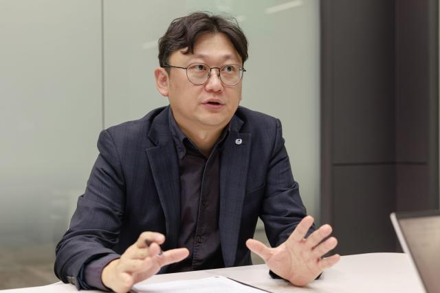 김동환 우리자산운용 채권운용부문장이 지난 23일 서울 여의도 우리자산운용 본사 사옥에서 인터뷰를 진행하고 있다 사진유대길 기자