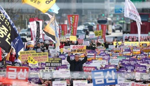 재생에너지 시대의 숙제 된 송전망 갈등…막혀버린 에너지 전환