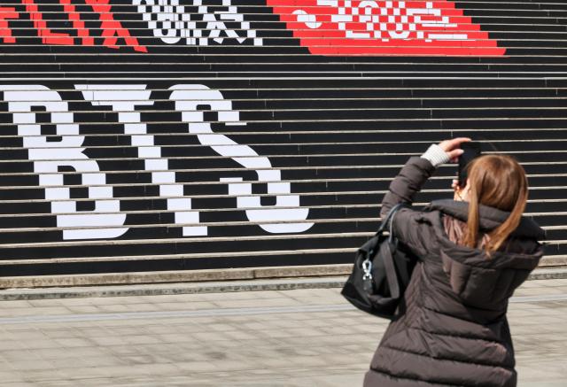 Global fans are gathering at the Gwanghwamun Square as the comeback concert of BTS fifth studio album Arirang is right around the corner AJP Yoo Na-hyun