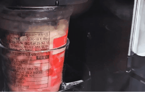 세븐일레븐 스무디 기기를 이용해 스무디를 만드는 모습 영상홍승완 기자