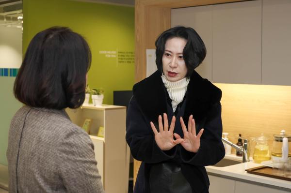 장혜선 롯데장학재단 이사장이 서울 위기임산부 지역상담기관을 둘러보고 있다 사진롯데장학재단