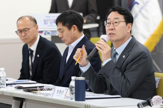 정명근 화성특례시장오른쪽 첫번째이 13일 동탄구청 대회의실에서 열린 동탄인덕원선 시민모니터링단 제1차회의에서 발언하고 있다 사진화성시