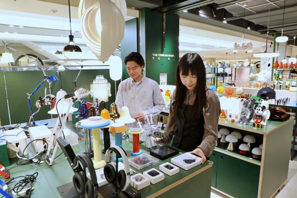 서울 소공동 롯데백화점 본점 더콘란샵에서 고객들이 제품을 둘러보고 있다 사진롯데백화점