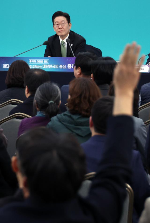 이재명 대통령이 13일 충북 청주오스코에서 열린 충북의 마음을 듣다 타운홀미팅 간담회에서 참석자 질문을 받고 있다 사진연합뉴스