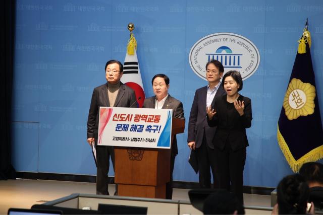 국회 소통관에서 공동 건의문을 발표 중인 주광덕 남양주시장 사진남양주시