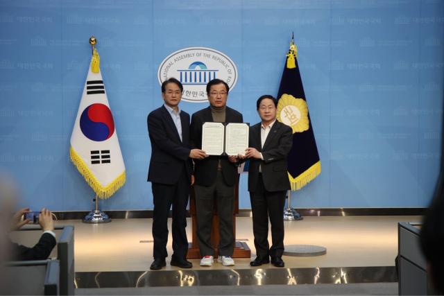 13일 가운데이현재 하남시장 좌이동환 고양특례시장 우주광덕 남양주시장이 국회를 방문하여 신도시 광역교통 문제 해결을 위한 공동 건의문을 발표했다 사진남양주시