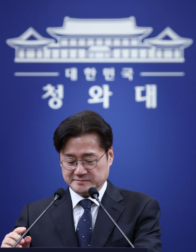 홍익표 정무수석이 지난 2월 12일 청와대 춘추관에서 이날 예정됐다 취소된 이재명 대통령과 더불어민주당 정청래 대표 국민의힘 장동혁 대표 오찬 관련 브리핑을 하기 전 마이크 위치를 조정하고 있다 사진연합뉴스