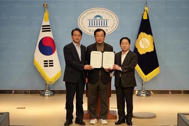 13일 가운데이현재 하남시장 좌이동환 고양특례시장 우주광덕 남양주시장이 국회를 방문하여 신도시 광역교통 문제 해결을 위한 공동 건의문을 발표했다 사진하남시